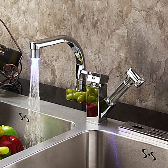 Changement de couleur contemporaine LED Pull Out robinet de cuisine-finition chromée T0790F