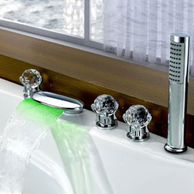 Couleur contemporain Modification verre LED Poignées de baignoire robinet cascade avec douche à main T6016