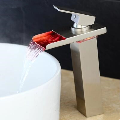 Fils étirés en Laiton et en Nickel LED Lavabo Robinet TN288L
